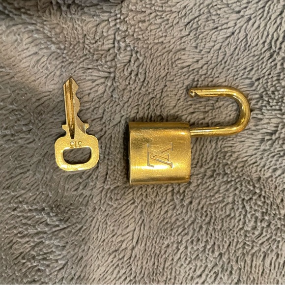 #313 Louis Vuitton Lock & Key #313 with unbranded choker chain - Picture 4 of 10